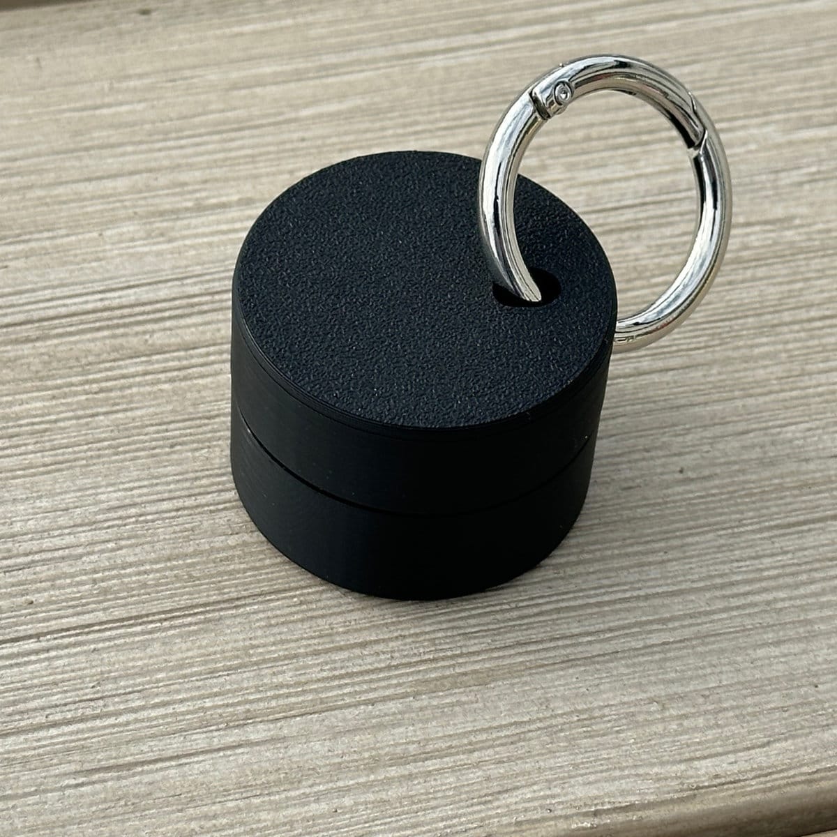 Black apple airtag ring holder. Great for wedding rings and other jewelry